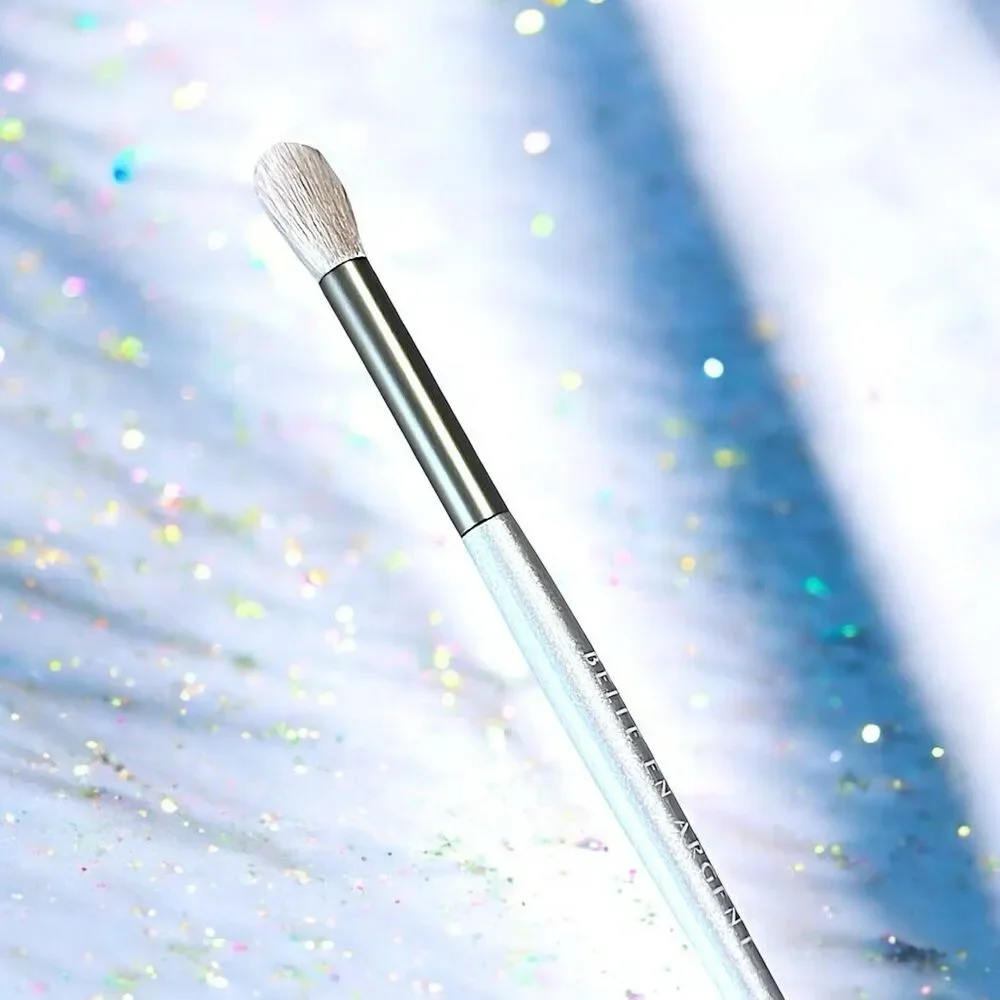 BELLE EN ARGENT THE SUBTLY SHADY CREASE AND BLEND BRUSH New Without Box